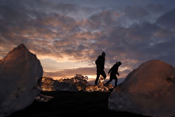 Туристы со всего мира съезжаются в Исландию, чтобы увидеть сказочную ледяную лагуну своими глазами. - Sputnik Таджикистан