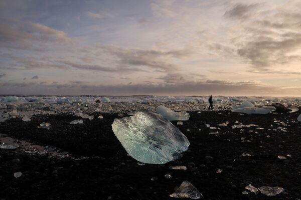 В облачный день алмазный пляж в Исландии напоминает залежи горного хрусталя. - Sputnik Таджикистан