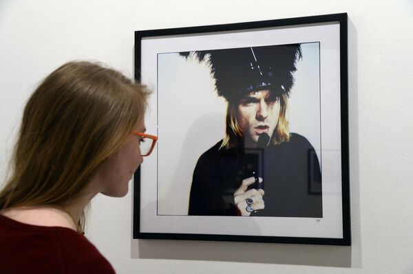 Фотография Курта Кобейна на парижской выставке &quot;Последняя стрельба&quot; года. Снимок сделан за несколько недель самоубийства певца, 2014. - Sputnik Таджикистан