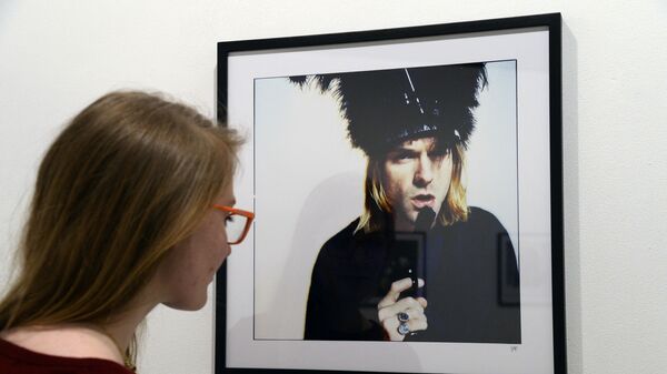 Девушка рассматривает фотографию покойного певца Курта Кобейна в галерее Addict в Париже  - Sputnik Таджикистан
