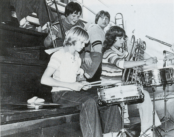 Курт Кобейн играет на барабанах со сверстниками в средней школе Монтесано, США. - Sputnik Таджикистан