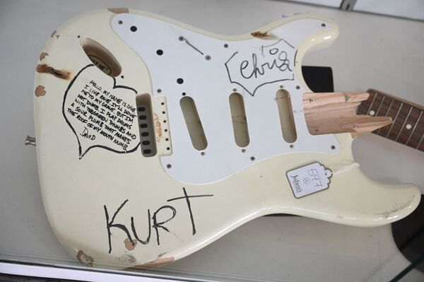 Гитара Fender Stratocaster, на которой играл легендарный музыкант, ее же и разбивший. Ориентировочная стоимость на Julien&#x27;s Auctions в 2020-м - 40-60 тыс. долларов. - Sputnik Таджикистан
