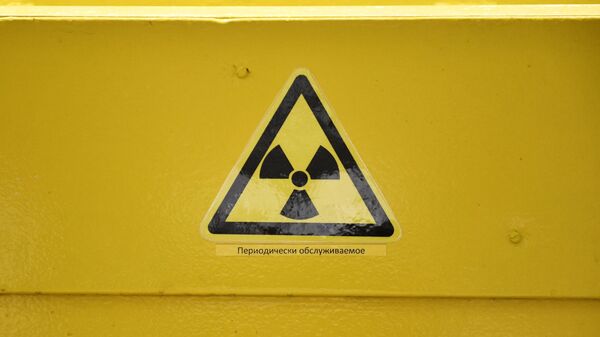Знак радиационной опасности на двери одного из помещений - Sputnik Таджикистан