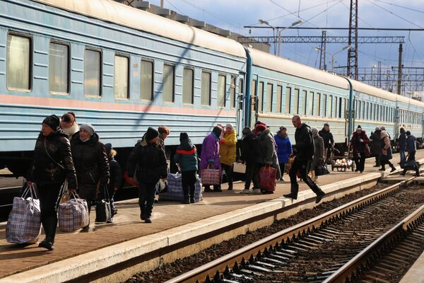 Жители Донецкой народной республики (ДНР) эвакуируются из опасных зон поездами. - Sputnik Таджикистан