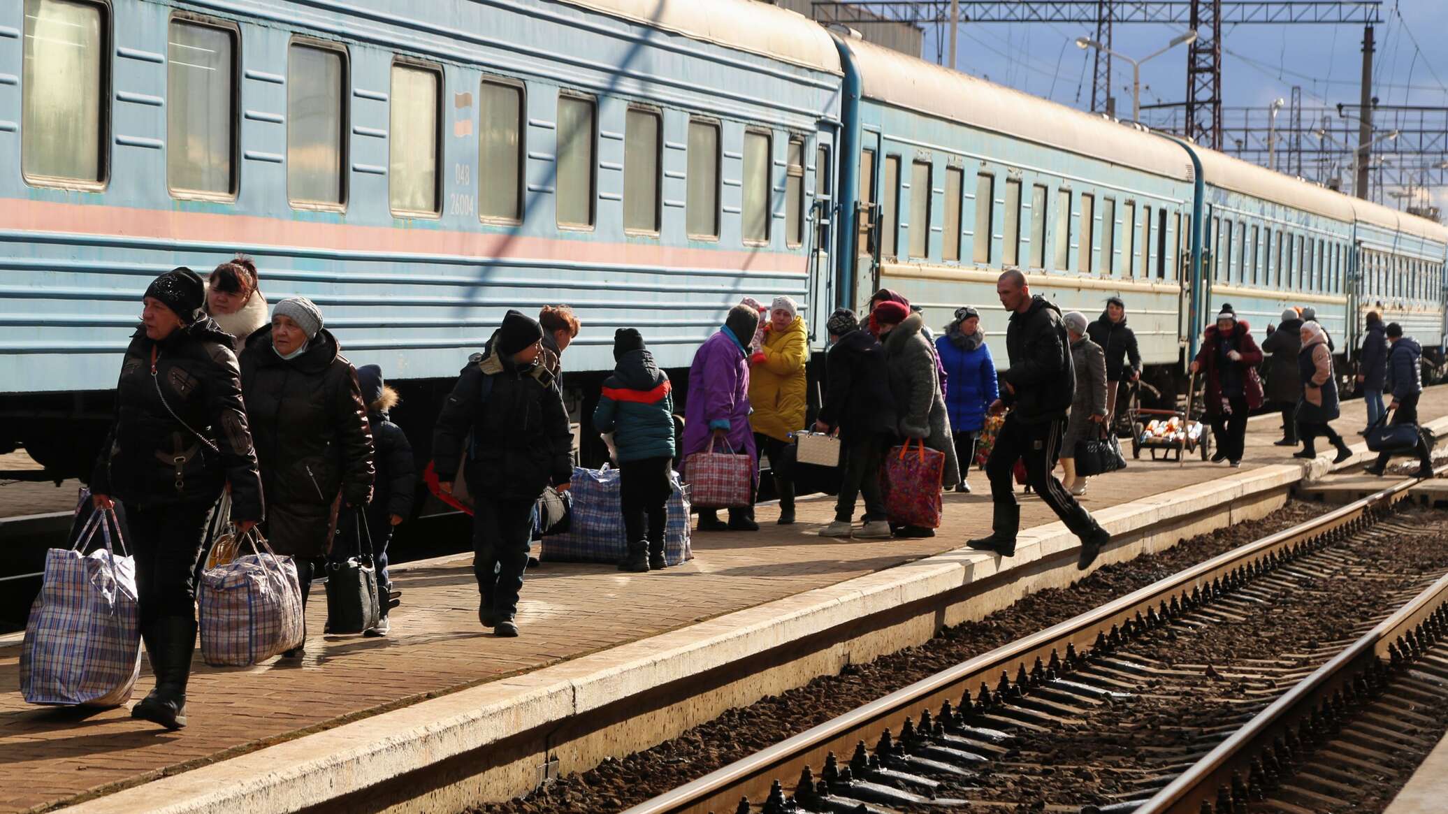 Поезд пришел. Железнодорожные станции России. Беженцы на вокзале. Украинские поезда. Поезд с жителями Донбасса.