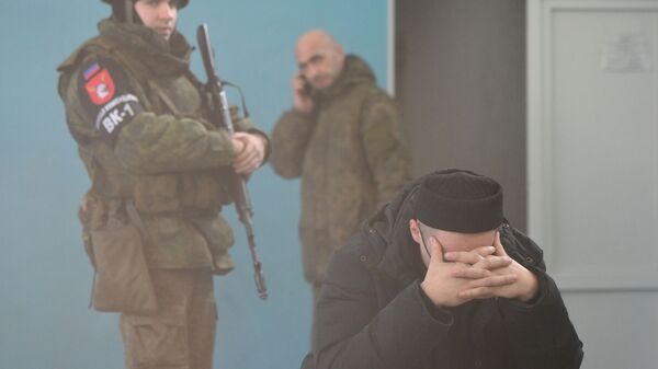 Мужчина на сборном пункте военного комиссариата в школе №19 города Донецка - Sputnik Таджикистан