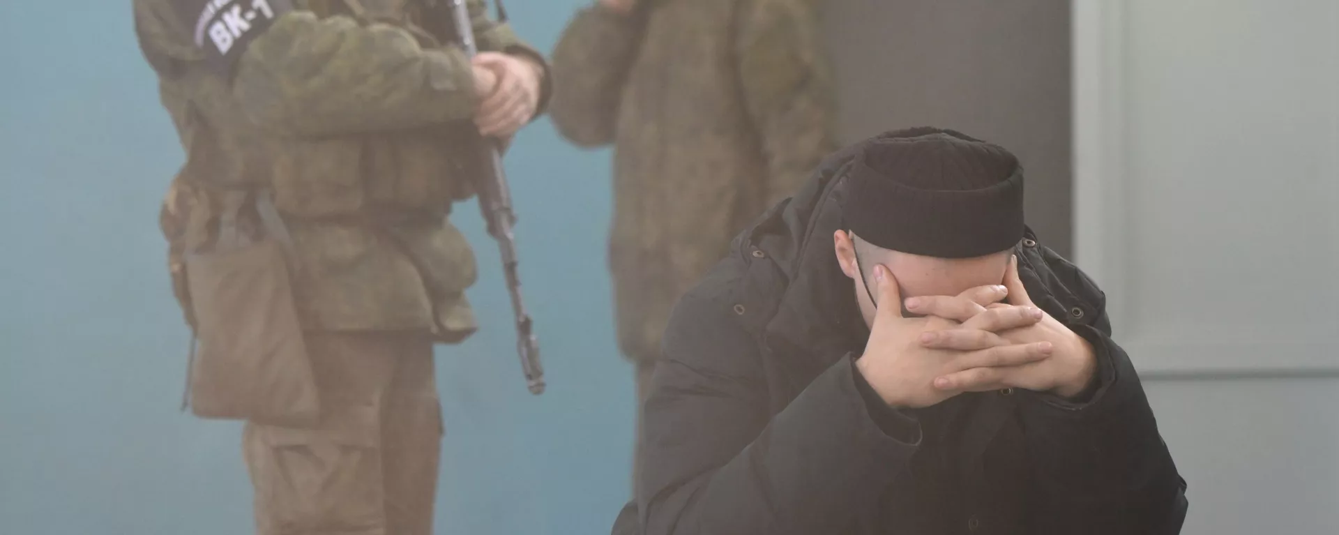 Мужчина на сборном пункте военного комиссариата в школе №19 города Донецка - Sputnik Тоҷикистон, 1920, 21.02.2022