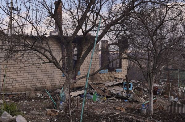 А так выглядят последствия артиллерийского удара Вооруженных сил Украины по селу Пионерское в ЛНР, в результате которого погибли два человека. - Sputnik Таджикистан