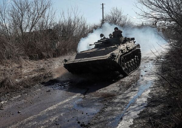 Сообщается об обстрелах и атаках на поселения в Донбассе. - Sputnik Таджикистан