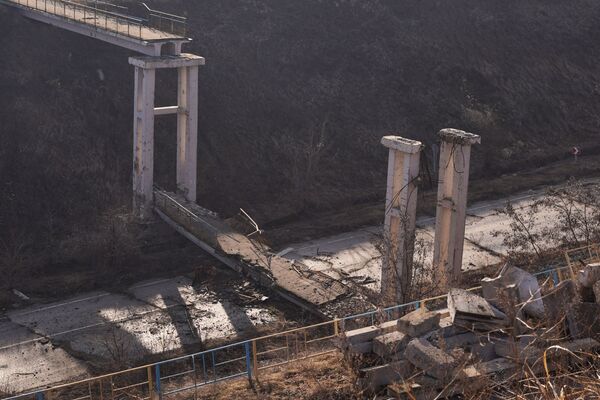 Разрушения затронули и инфраструктуру. Так теперь выглядит пешеходный мост в районе населенного пункта Станица-Луганская. - Sputnik Таджикистан