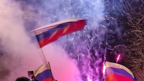 Жители Донецка и Луганска празднуют признание Россией ДНР и ЛНР - Sputnik Тоҷикистон