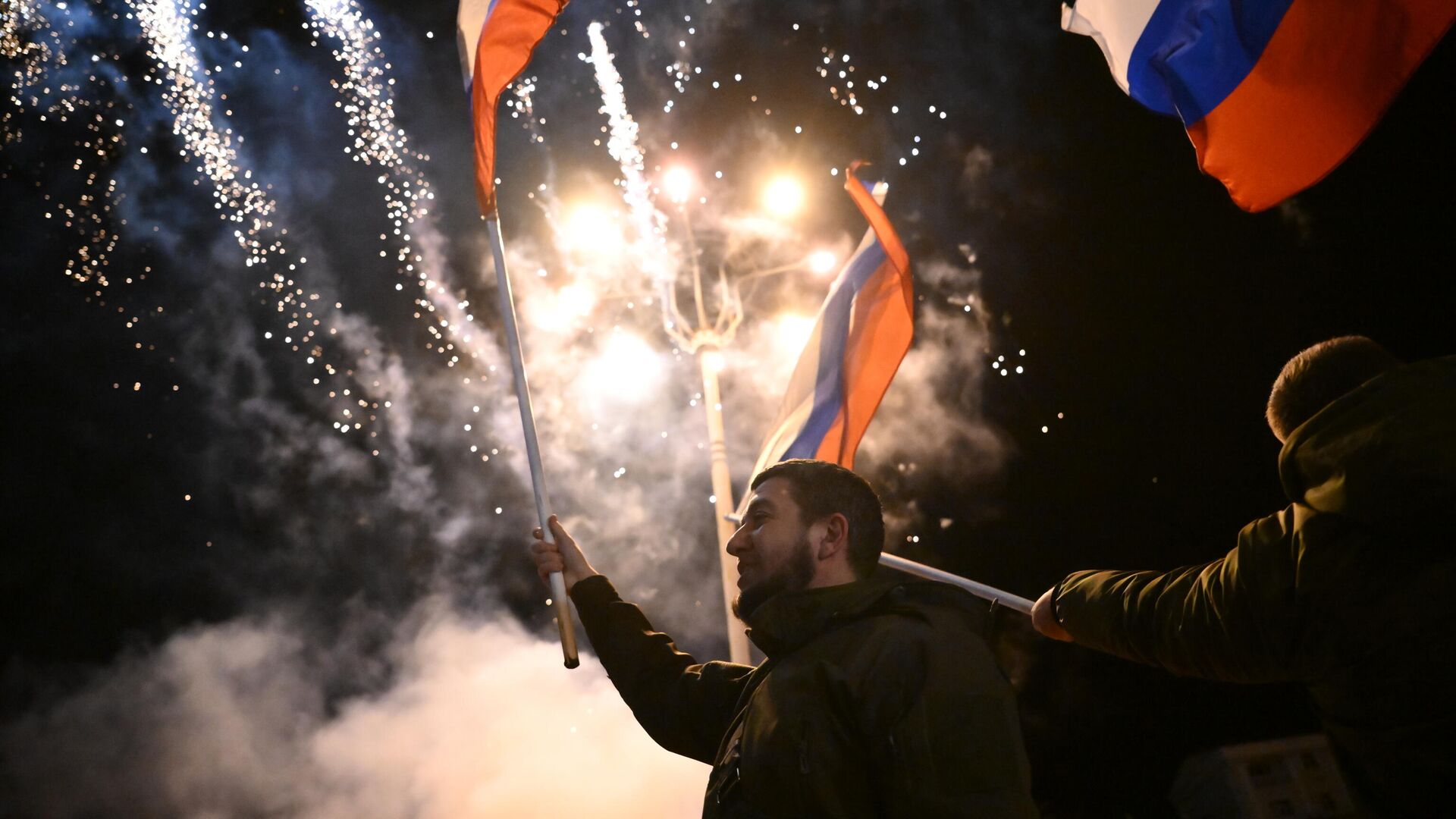 Жители Донецка и Луганска празднуют признание Россией ДНР и ЛНР - Sputnik Таджикистан, 1920, 22.02.2022