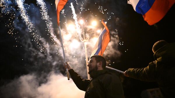 Жители Донецка и Луганска празднуют признание Россией ДНР и ЛНР - Sputnik Таджикистан