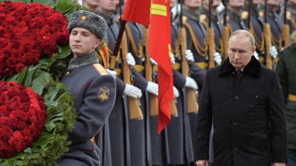 Президент РФ В. Путин возложил венок к Могиле Неизвестного Солдата 23 февраля 2022 года - Sputnik Таджикистан