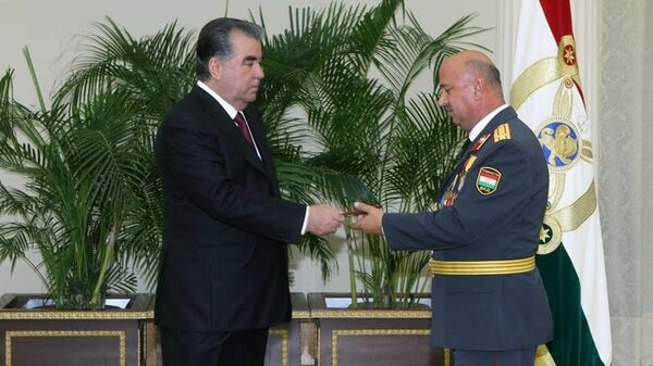 Президент РТ Эмомали Рахмон и генерал Хамидзода Баротали Партов - Sputnik Таджикистан