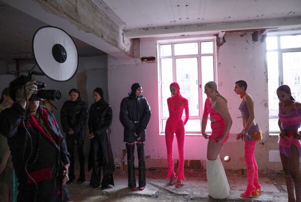 Модели готовятся к выходу в футуристичных нарядах Poster Girl. - Sputnik Таджикистан