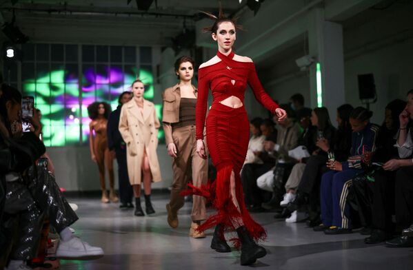 Костюмы от Mark Fast на сцене London Fashion Week - 2022. - Sputnik Таджикистан