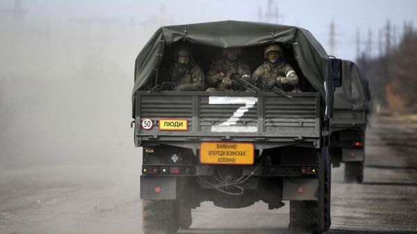 Военнослужащие ВС РФ в автомобиле колонны военной техники в Армянске - Sputnik Таджикистан