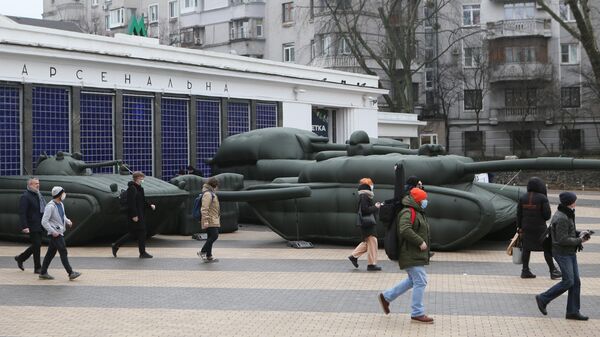 Предприниматель в знак протеста выставил надувную военную технику в Киеве - Sputnik Тоҷикистон