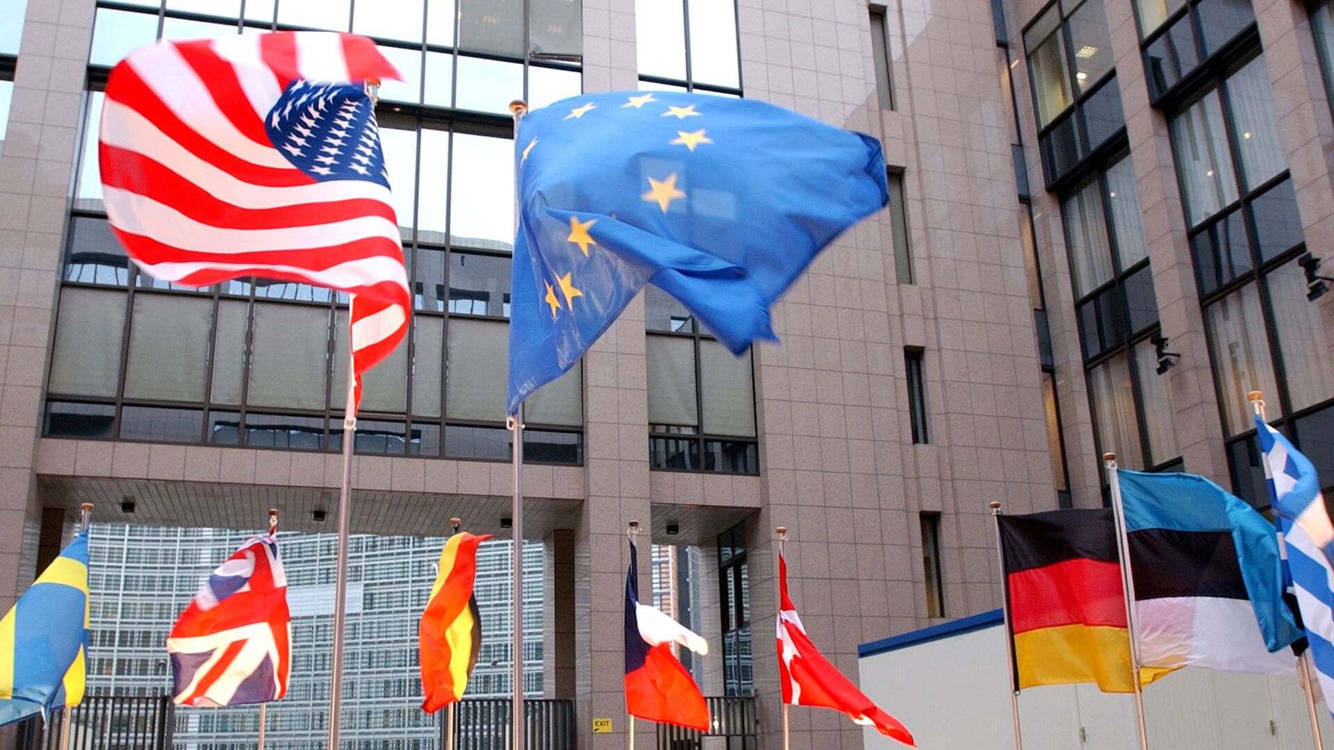 Flagi USA i UE w Brukseli  - Sputnik Тоҷикистон, 1920, 31.03.2022