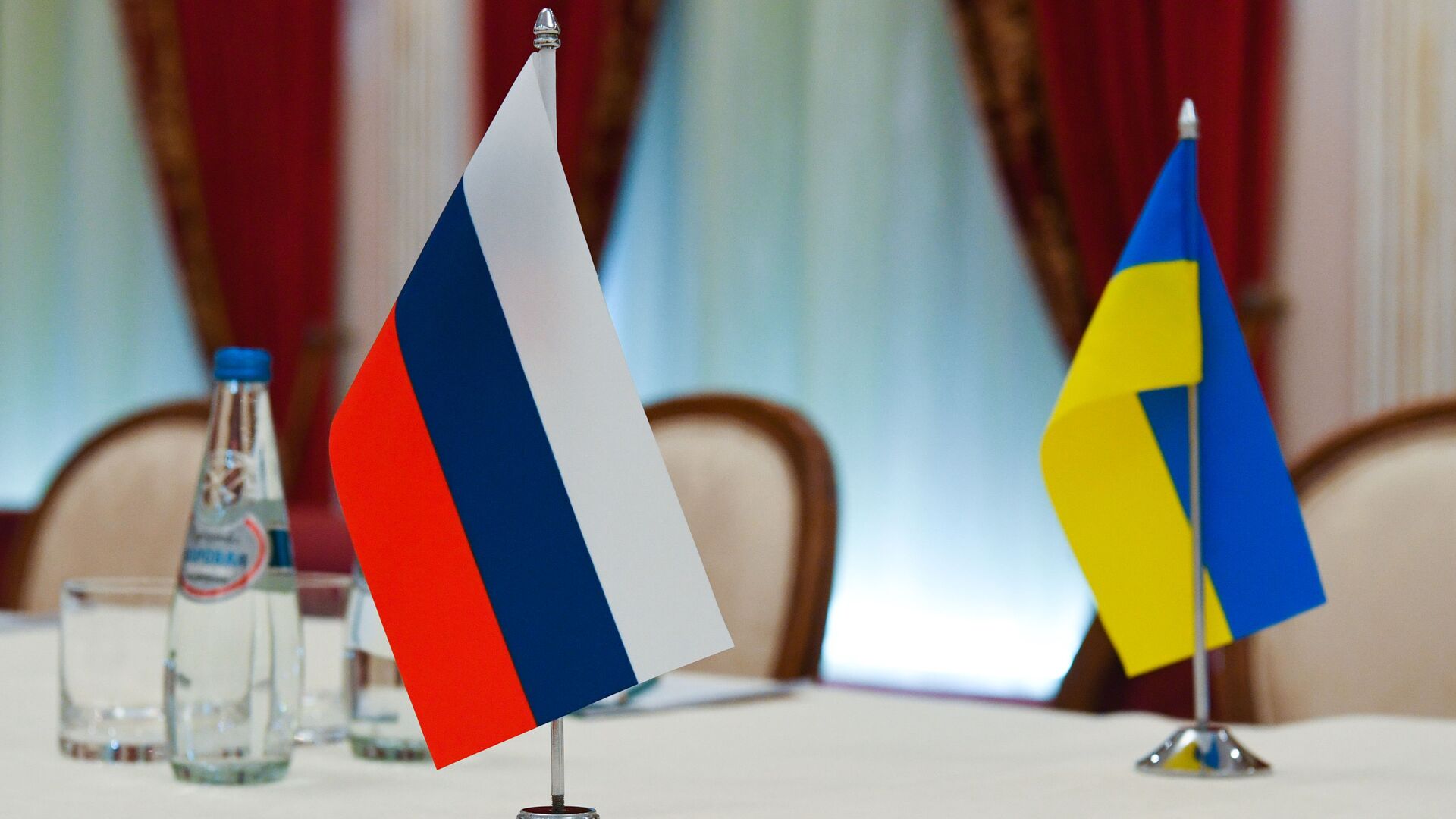 Флаги России и Украины в зале, где пройдут переговоры - Sputnik Таджикистан, 1920, 18.06.2022