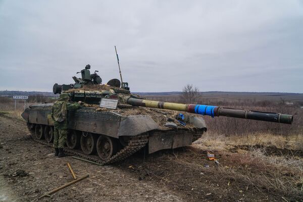 Подбитый украинский танк на въезде в село Гнутово под Мариуполем - Sputnik Таджикистан