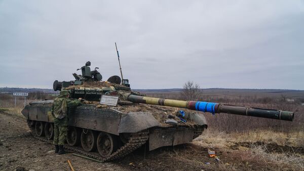 Подбитый украинский танк на въезде в село Гнутово под Мариуполем - Sputnik Тоҷикистон