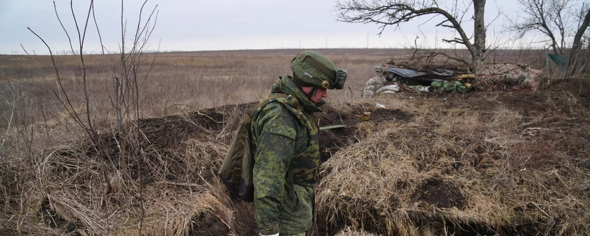 Военнослужащий народной милиции ДНР осматривает брошенные украинской армией противотанковые комплексы - Sputnik Тоҷикистон, 1920, 02.03.2022