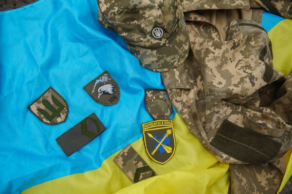 Оставленные шевроны и форма украинских военнослужащих под Мариуполем - Sputnik Таджикистан