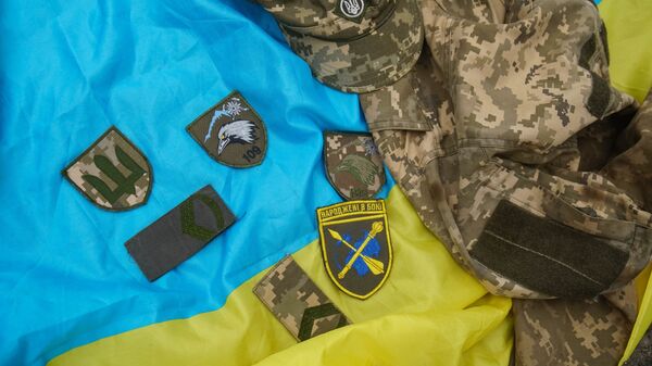 Оставленные шевроны и форма украинских военнослужащих под Мариуполем - Sputnik Таджикистан
