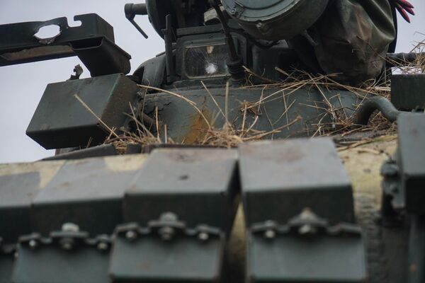 Разбитое обзорное окно у подбитого танка украинской армии под Мариуполем - Sputnik Таджикистан