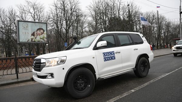 Автомобиль специальной мониторинговой миссии ОБСЕ покидает территорию ДНР - Sputnik Таджикистан