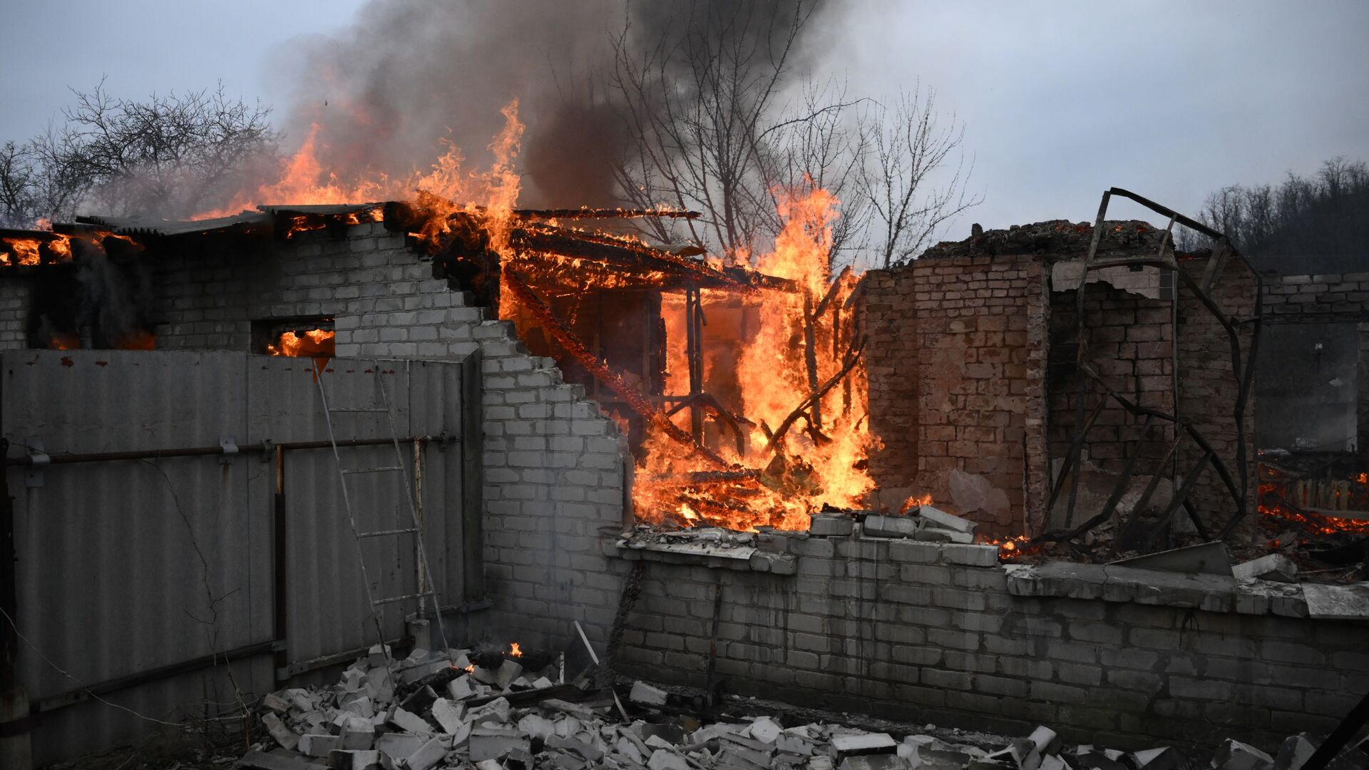 Пожар в жилом доме в Киевском районе Донецка, разрушенном в результате обстрела - Sputnik Таджикистан, 1920, 05.03.2022