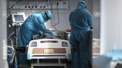 Медицинские работники и пациент в реанимационном отделении 