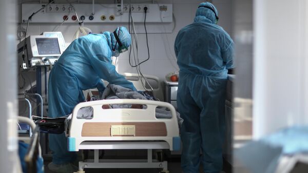Медицинские работники и пациент в реанимационном отделении  - Sputnik Таджикистан