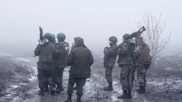 Военнослужащие народной милиции ДНР проводят зачистку Волновахи - Sputnik Тоҷикистон