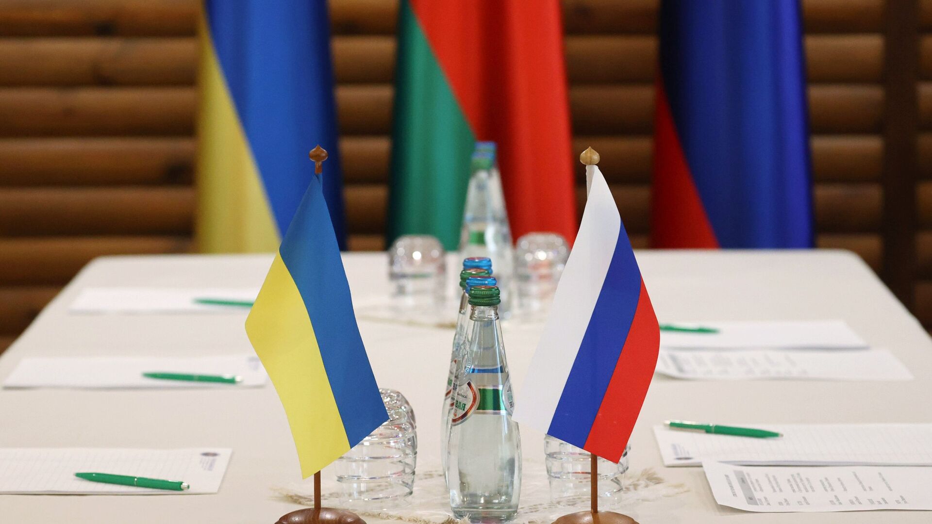 Флажки на столе, за которым пройдут российско-украинские переговоры - Sputnik Таджикистан, 1920, 03.04.2022