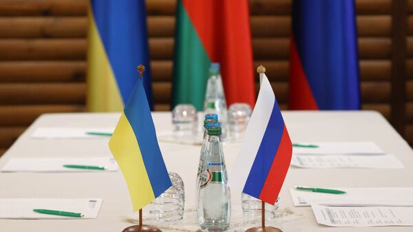Флажки на столе, за которым пройдут российско-украинские переговоры - Sputnik Таджикистан