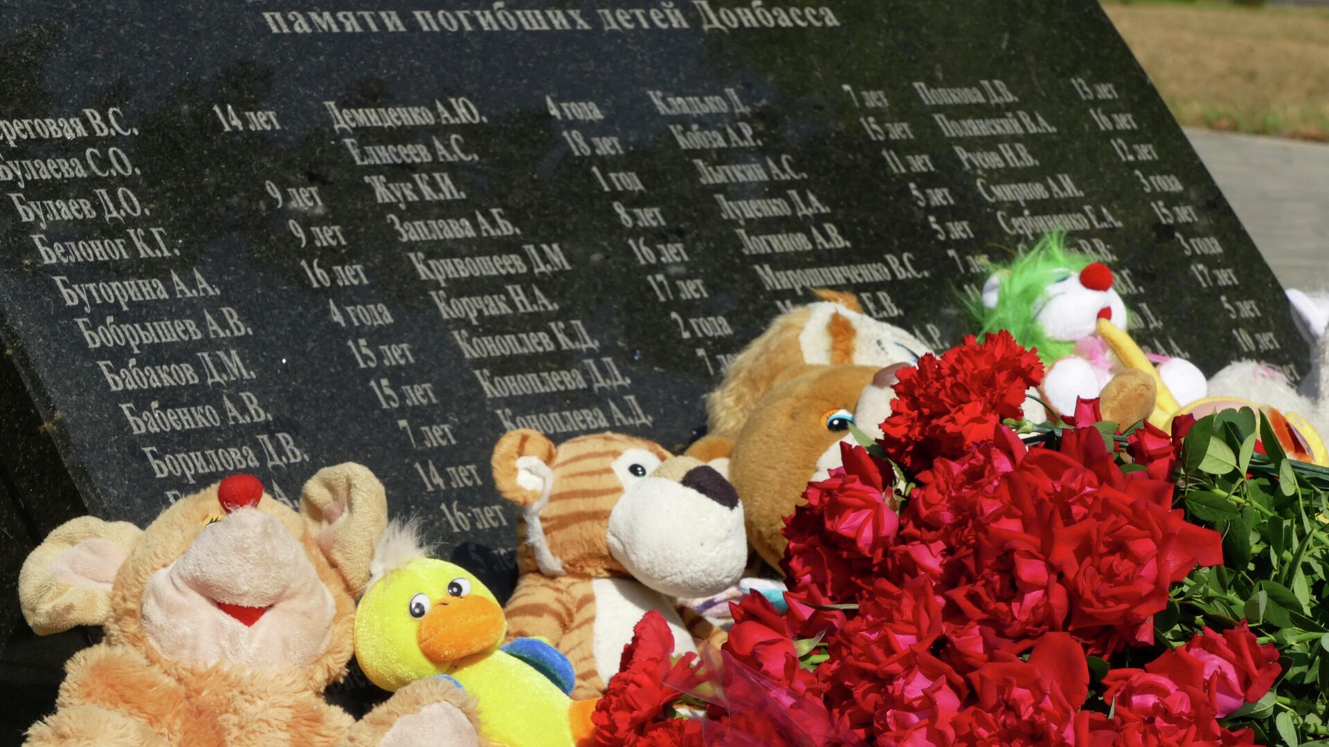 Акция в Донецке в память о детях, погибших в ходе конфликта на юго-востоке Украины - Sputnik Тоҷикистон, 1920, 04.03.2022