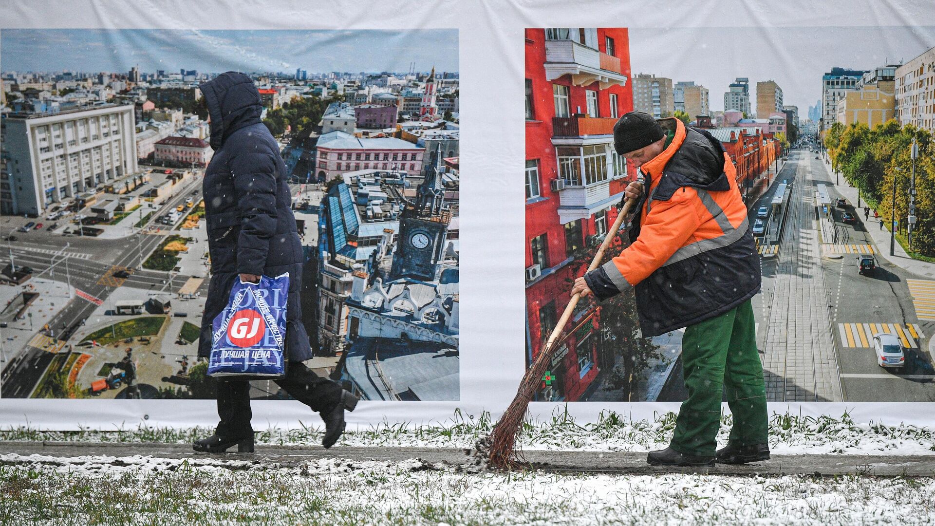 Работник коммунальной службы убирает снег - Sputnik Таджикистан, 1920, 05.03.2022