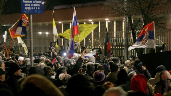 Сербия с Россией: тысячи сербов поддержали россиян на уличных акциях - Sputnik Тоҷикистон