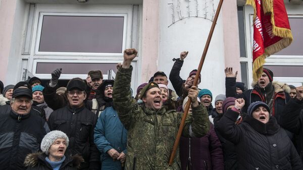 Жители радуются освобождению города Счастье в Луганской народной республике - Sputnik Тоҷикистон