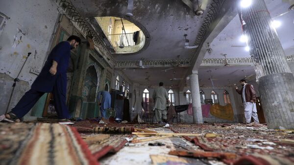 На месте взрыва бомбы во время пятничной молитвы в мечети пакистанского Пешавара  - Sputnik Таджикистан