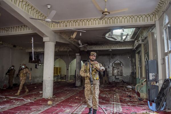 Военнослужащие осматривают мечеть. - Sputnik Таджикистан