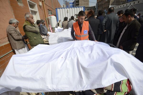 Родственники собираются на опознание тел жертв взрыва. - Sputnik Таджикистан