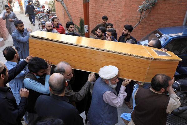 Близкие и добровольцы несут гроб с телом погибшего. - Sputnik Таджикистан