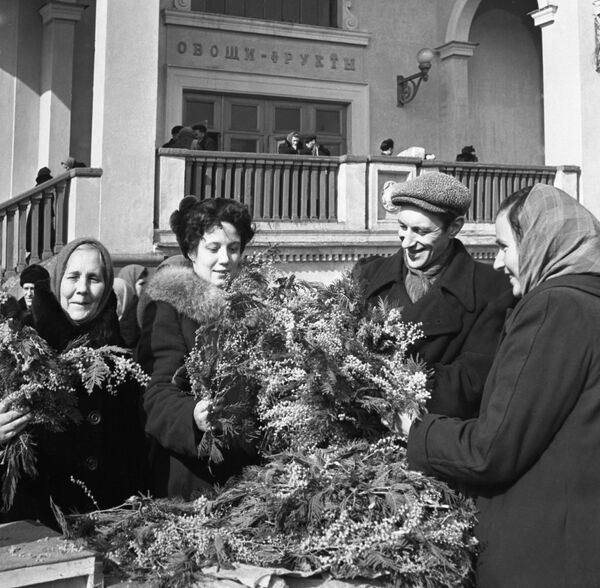 В преддверии женского праздника по всей стране начинали продавать мимозу. В Москве на Центральном рынке на Цветном бульваре 8 марта всегда было многолюдно. - Sputnik Таджикистан