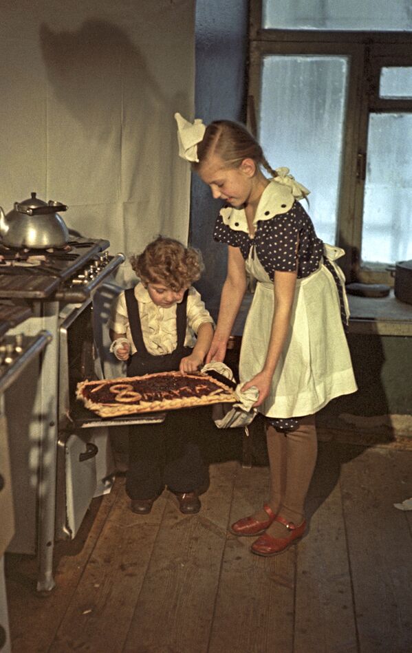 Дети тоже старались делать приятное мамам, придумывали подарки своими руками, пекли пироги, накрывали на стол. - Sputnik Таджикистан