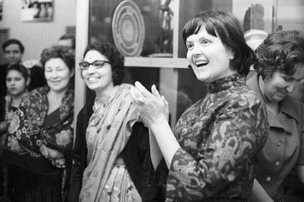Советско-индийская встреча в Комитете советских женщин, посвященная Международному женскому дню, 1972 год - Sputnik Таджикистан