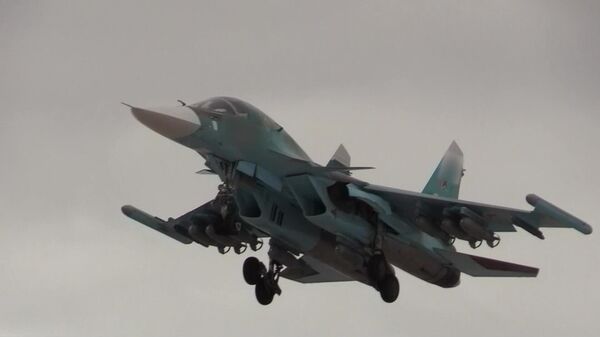 Истребитель-бомбардировщик Су-34 в небе Украины - Sputnik Таджикистан
